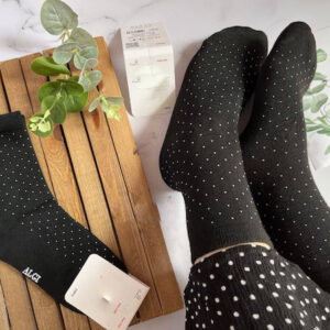 جوراب زنانه ساقدار مشکی با طرح خال‌ریز